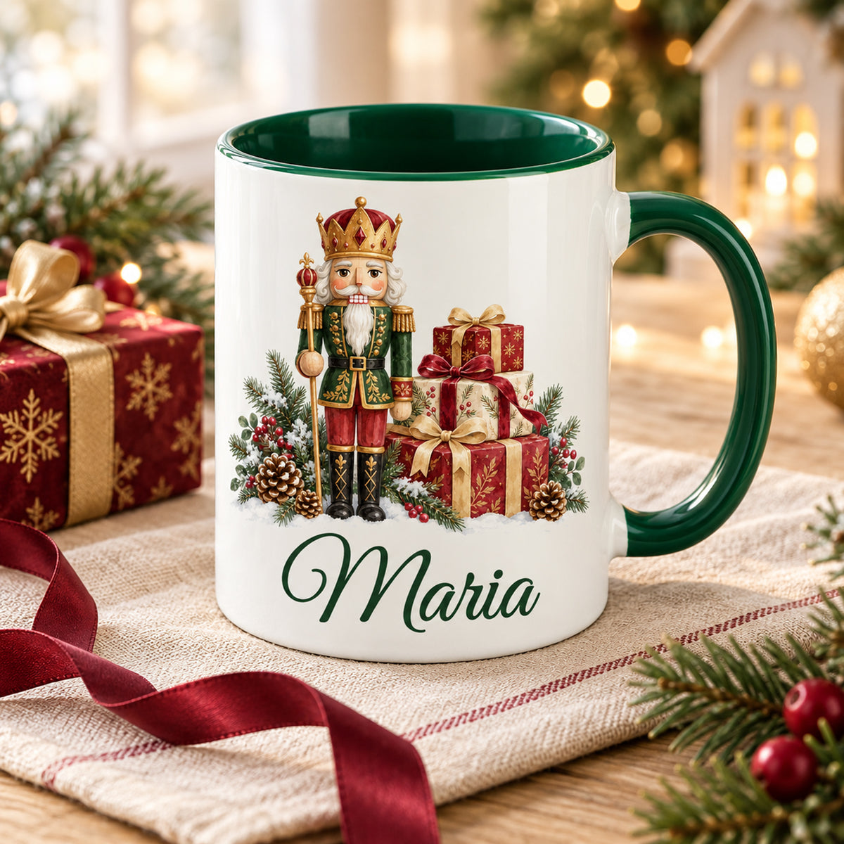Weiße Keramiktasse mit grünem Henkel und grüner Innenseite, Motiv König mit Geschenken und Wunschname in schräger Ansicht auf Leinen mit Geschenkband.
