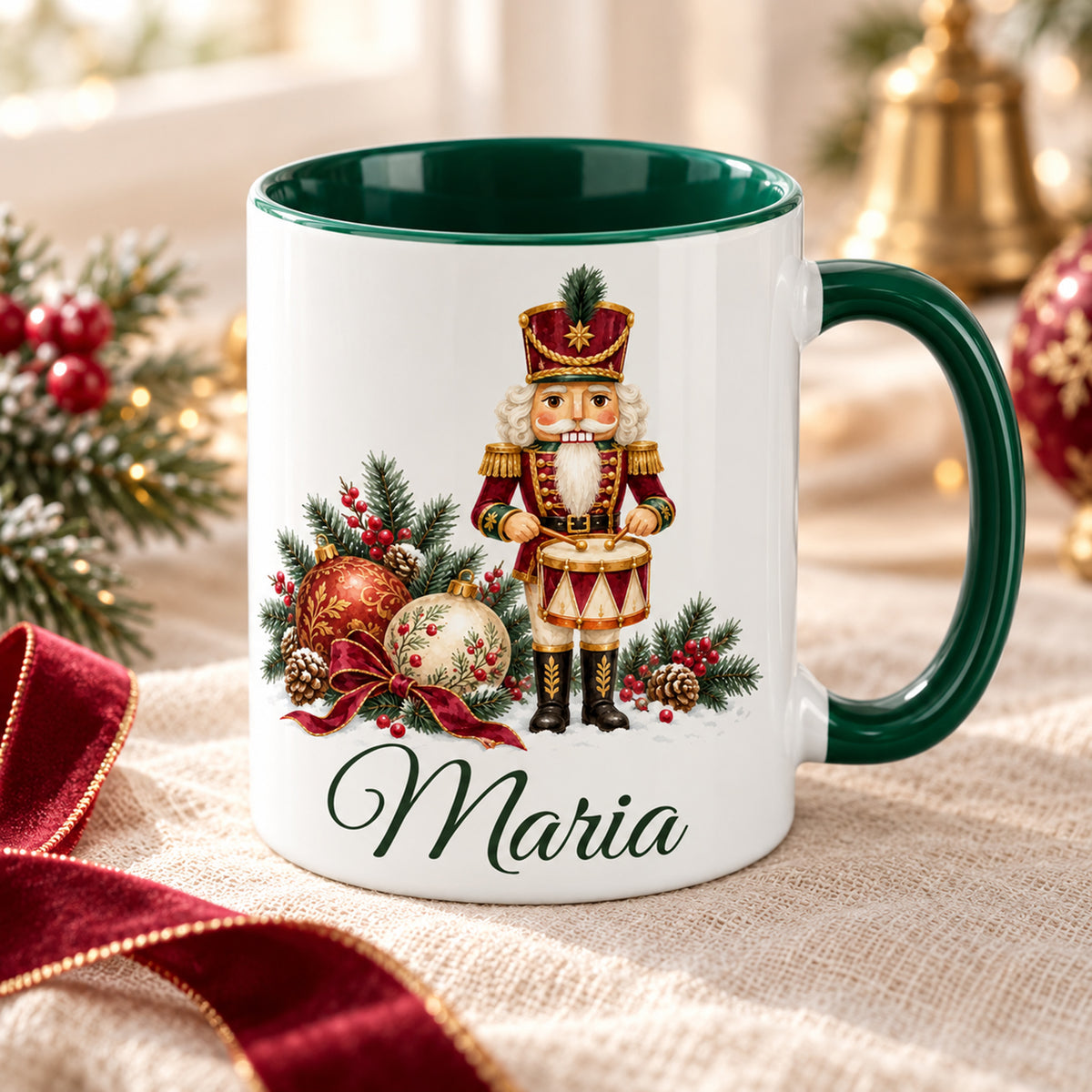 Weiße Keramiktasse mit grünem Henkel und grüner Innenseite, Motiv Festlicher Trommler und Wunschname in schräger Ansicht auf Leinen mit Geschenkband.
