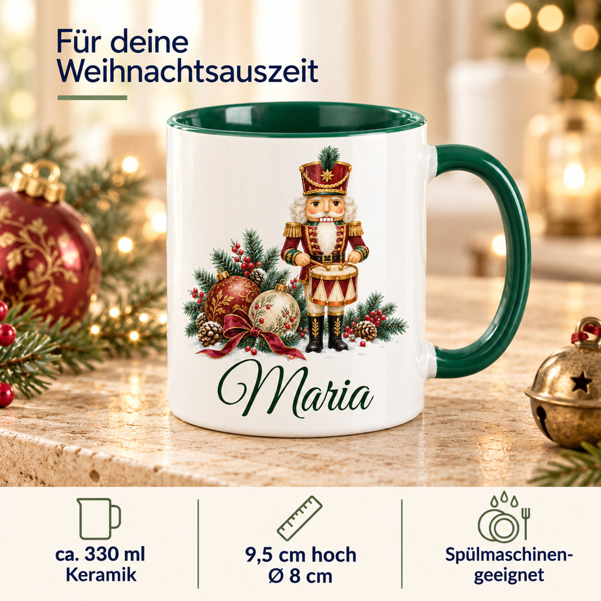 Weiße Keramiktasse mit grünem Henkel und grüner Innenseite, Motiv Festlicher Trommler und Wunschname mit Angaben zu 330 ml Fassungsvermögen, 9,5 cm Höhe, 8 cm Durchmesser und Spülmaschineneignung.