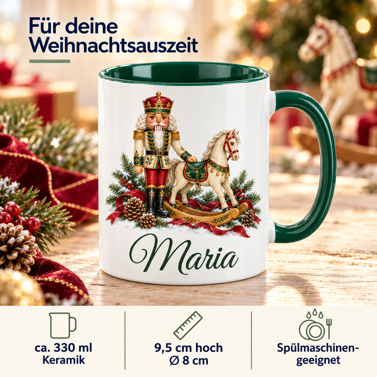 Weiße Keramiktasse mit grünem Henkel und grüner Innenseite, Motiv Nussknacker mit Schaukelpferd und Wunschname mit Angaben zu 330 ml Fassungsvermögen, 9,5 cm Höhe, 8 cm Durchmesser und Spülmaschineneignung.