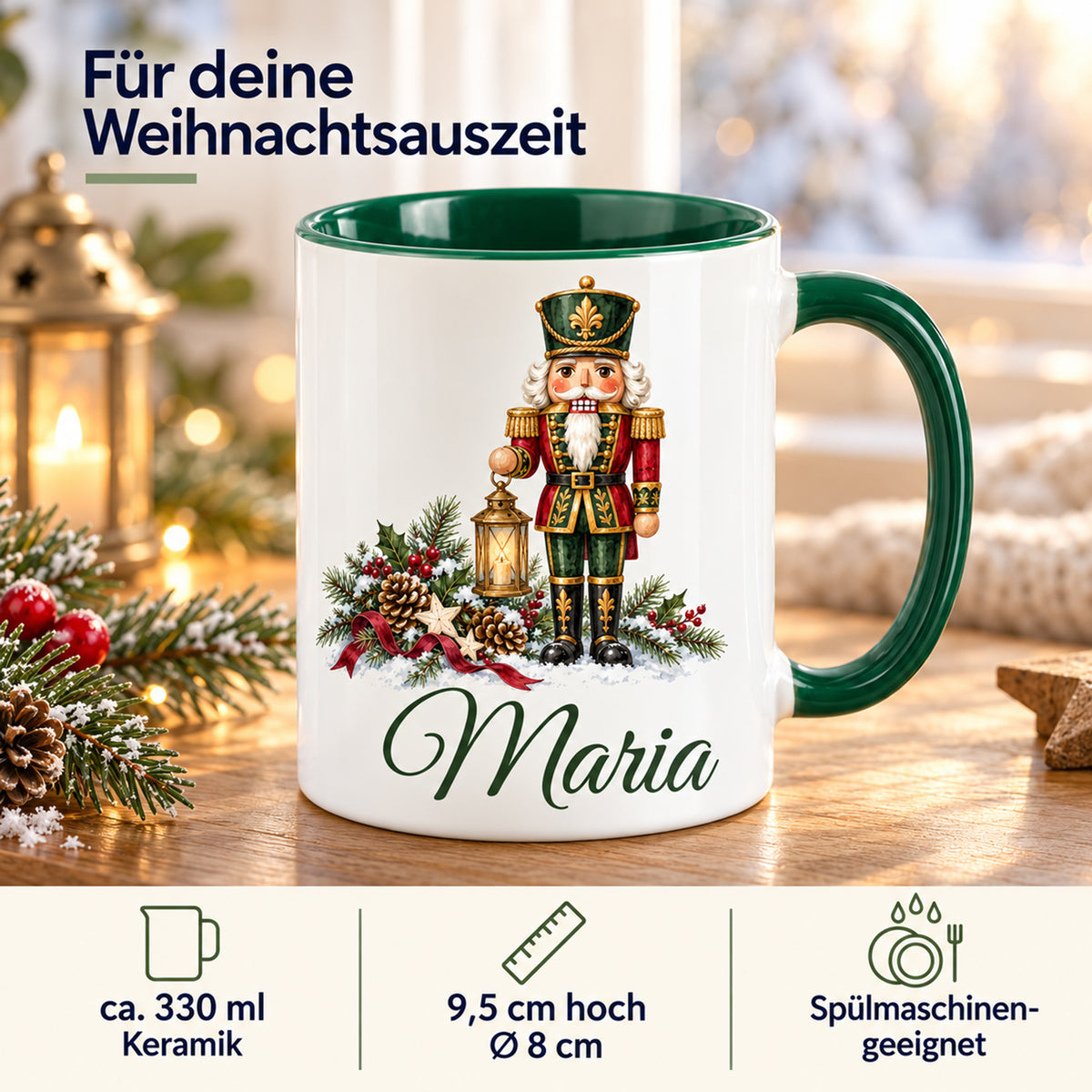 Weiße Keramiktasse mit grünem Henkel und grüner Innenseite, Motiv Nussknacker mit Winterlaterne und Wunschname mit Angaben zu 330 ml Fassungsvermögen, 9,5 cm Höhe, 8 cm Durchmesser und Spülmaschineneignung.