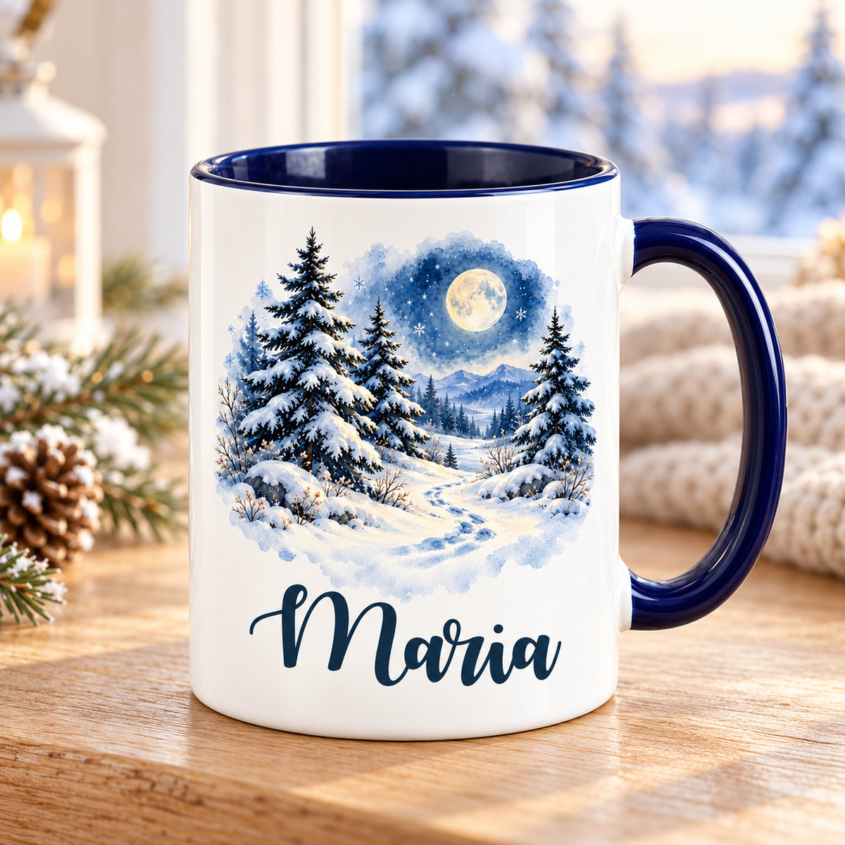Weiße Keramiktasse mit dunkelblauem Henkel, Mondscheinwald und Wunschname in winterlicher Umgebung