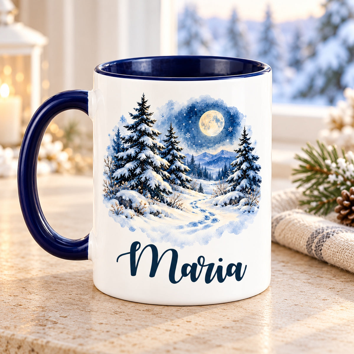 Weiße Keramiktasse mit dunkelblauem Henkel, Mondscheinwald und Wunschname mit Blick auf die zweite bedruckte Seite