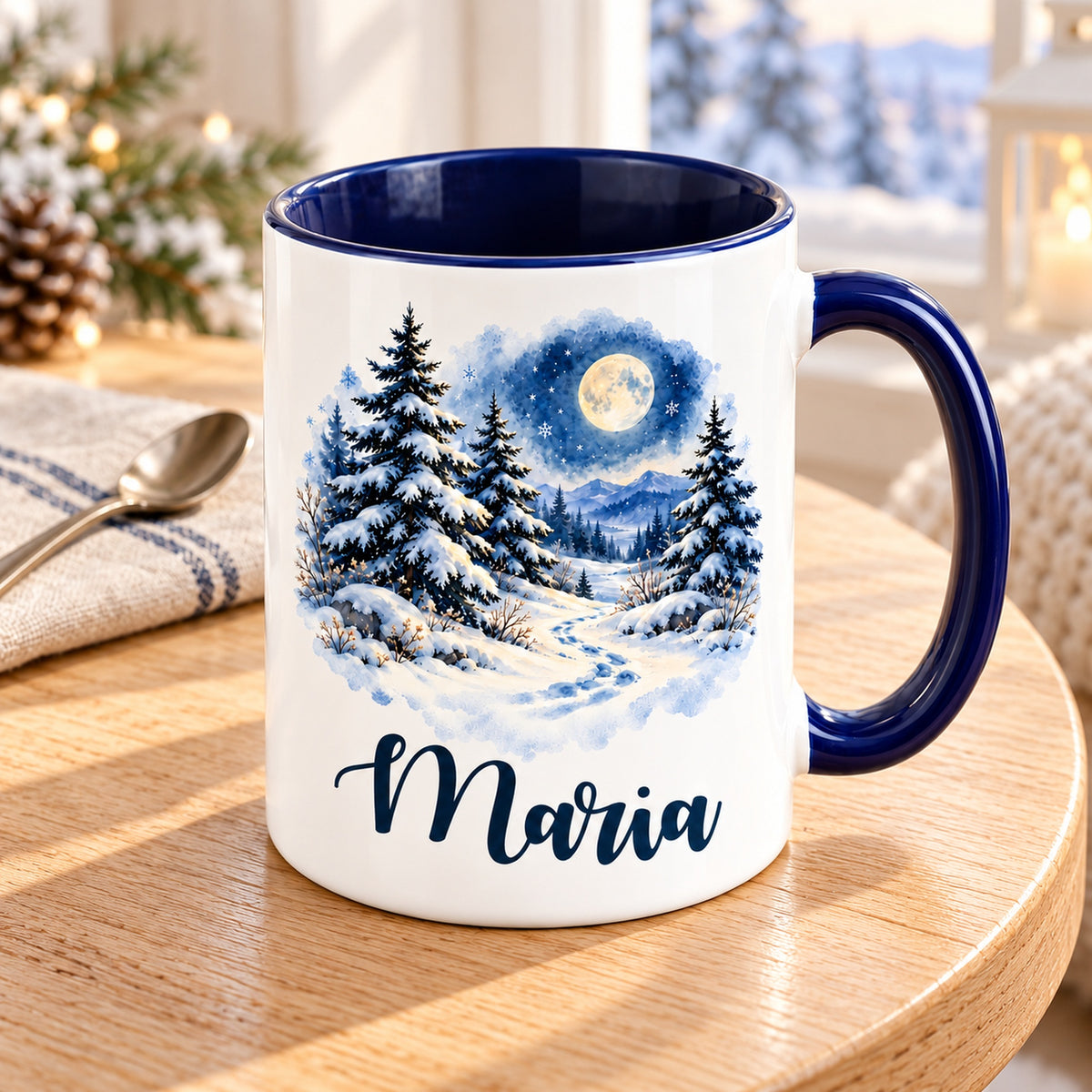 Weiße Keramiktasse mit dunkelblauem Henkel, Mondscheinwald und Wunschname schräg von oben mit dunkelblauer Innenseite