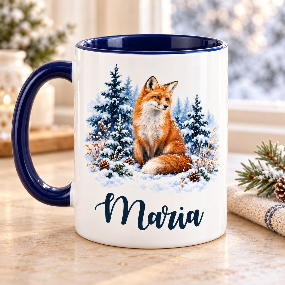 Weiße Keramiktasse mit dunkelblauem Henkel, Winterfuchs und Wunschname mit Blick auf die zweite bedruckte Seite