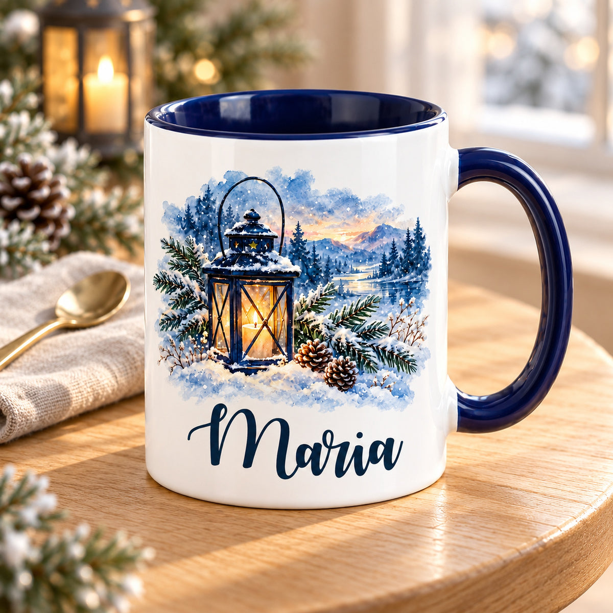 Weiße Keramiktasse mit dunkelblauem Henkel, Winterlaterne und Wunschname schräg von oben mit dunkelblauer Innenseite