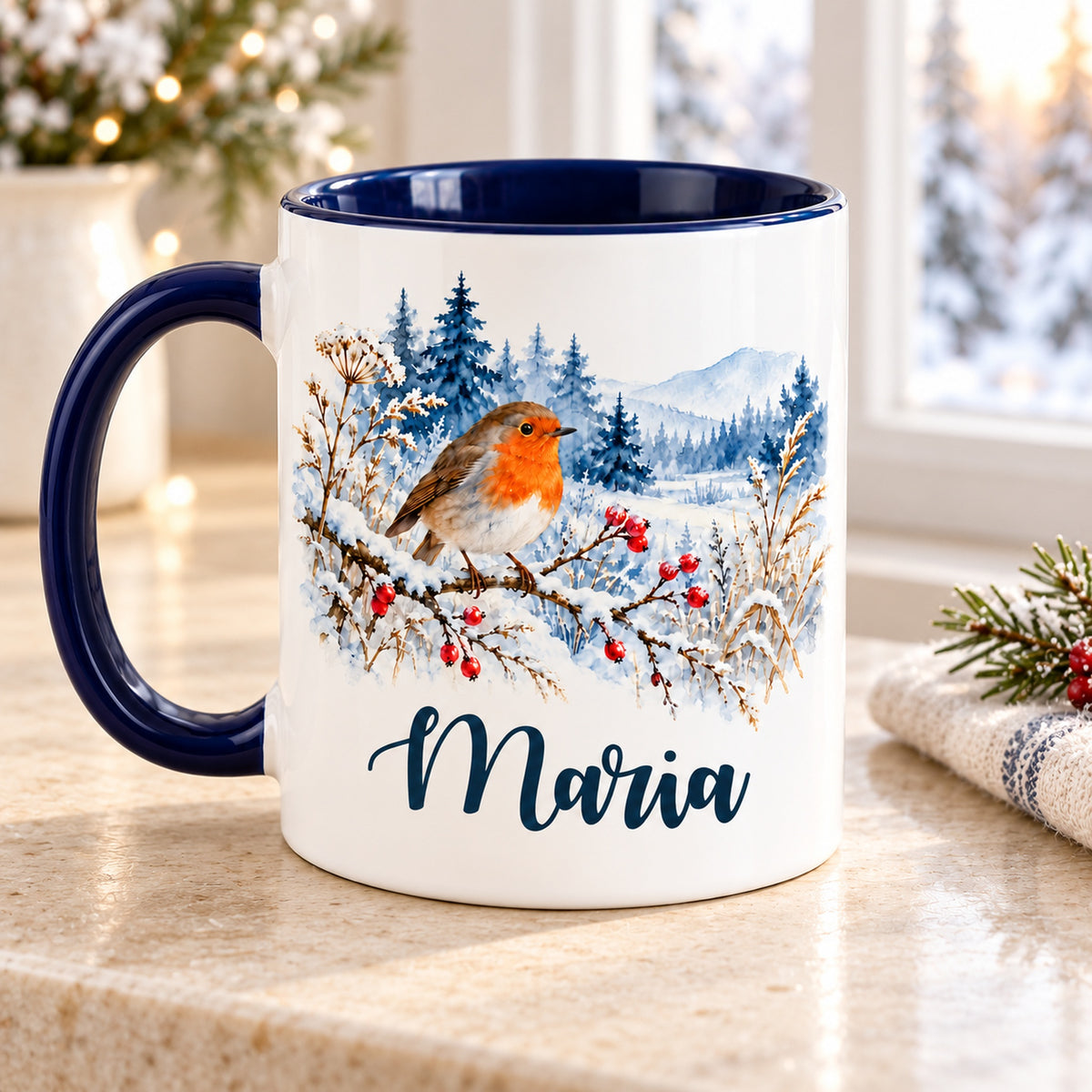Weiße Keramiktasse mit dunkelblauem Henkel, Rotkehlchen im Schnee und Wunschname mit Blick auf die zweite bedruckte Seite