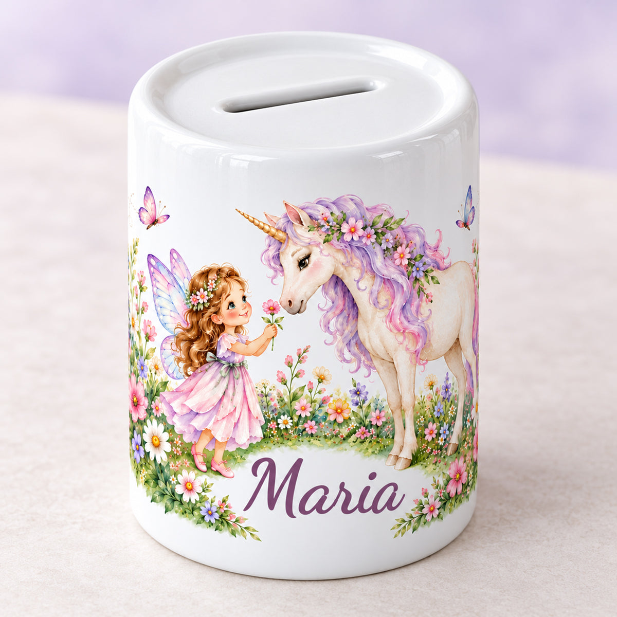 Personalisierte Keramikspardose mit einer Fee, einem Einhorn und einer Blumenwiese in schräger Ansicht mit sichtbarem Münzschlitz.