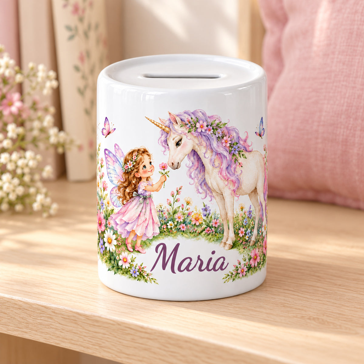 Personalisierte Feen-Einhorn-Spardose als Dekoration in einem hellen, gemütlichen Kinderzimmer.