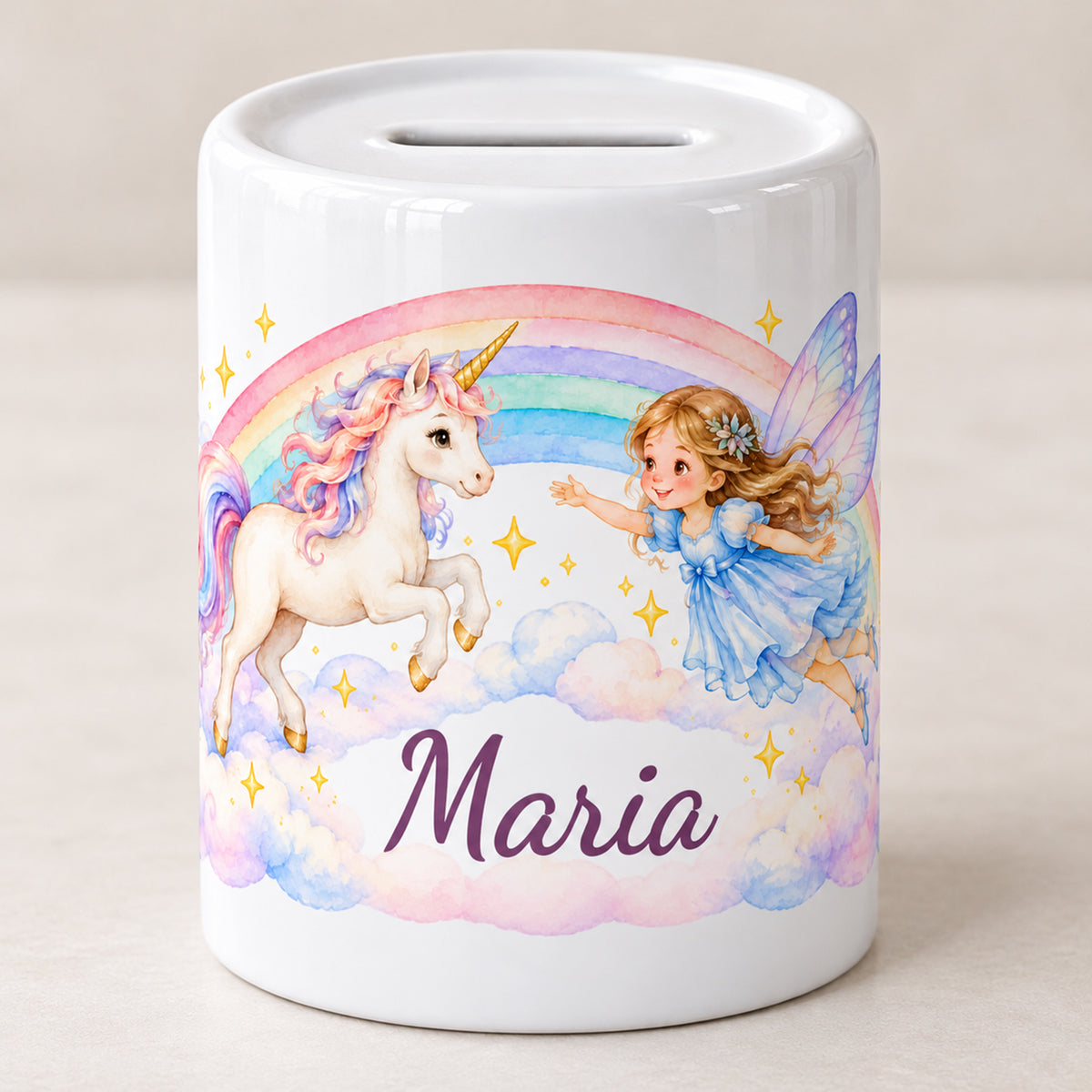 Weiße Keramikspardose mit Wunschname sowie einem springenden Einhorn, einer fliegenden Fee und Regenbogenwolken vor hellem Hintergrund.