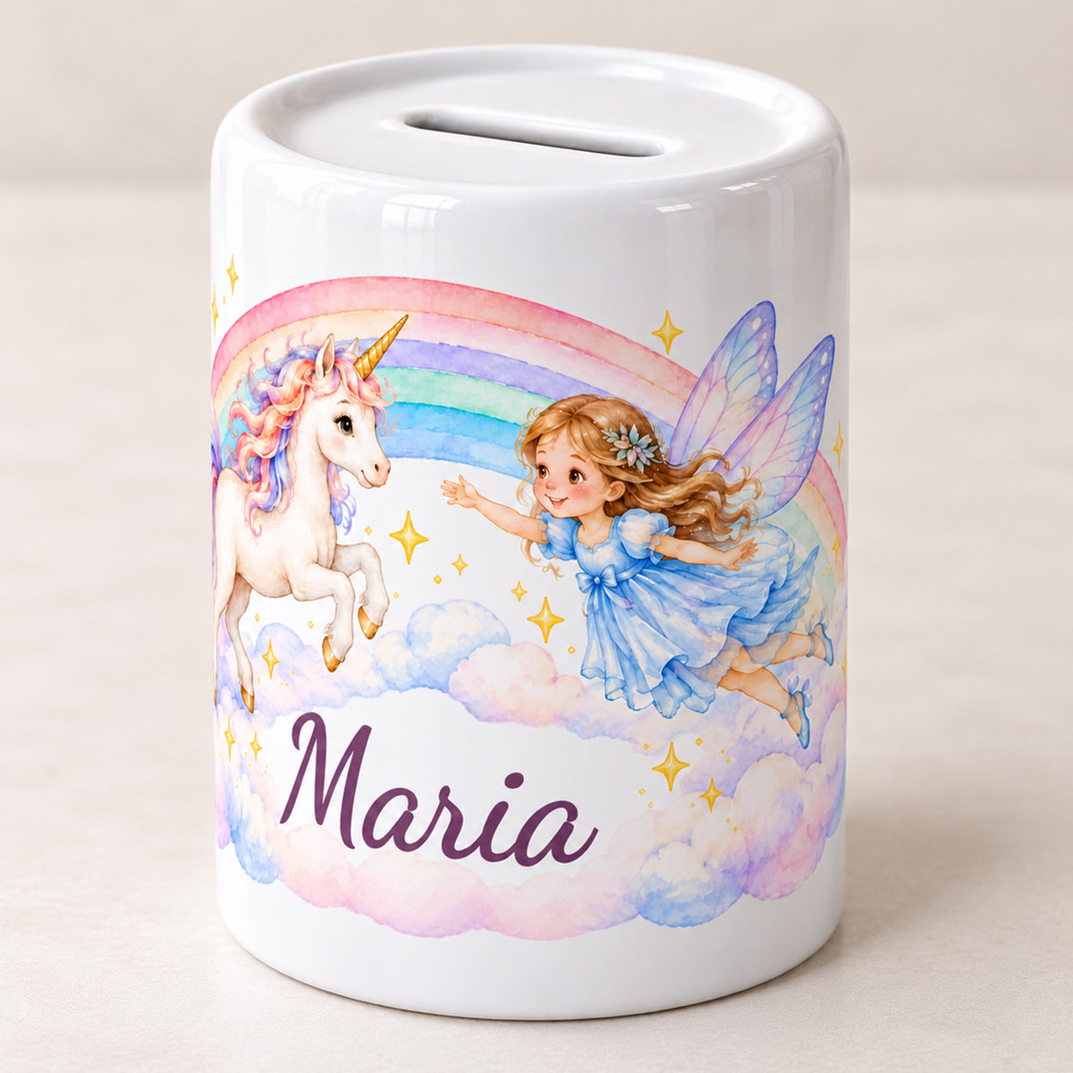 Weitere Ansicht der weißen Spardose mit Namensaufdruck sowie einem springenden Einhorn, einer fliegenden Fee und Regenbogenwolken.
