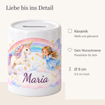 Produktübersicht der personalisierten Feen-Einhorn-Spardose: weiße glänzende Keramik, Wunschname, 8 cm Durchmesser und 9,5 cm Höhe.