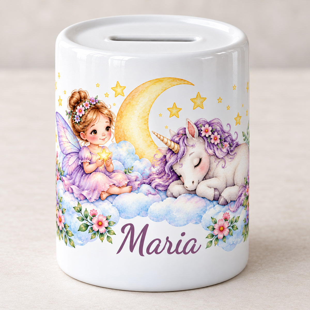 Weiße Keramikspardose mit Wunschname sowie einer sitzenden Fee, einem schlafenden Einhorn, Mond und Sternen vor hellem Hintergrund.