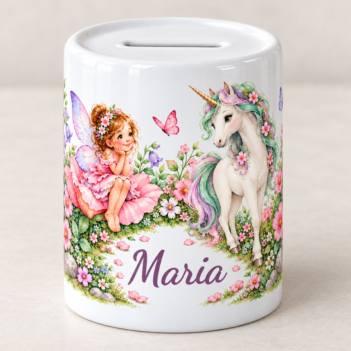 Weiße Keramikspardose mit Wunschname sowie einer Fee, einem Einhorn, Blumen und Schmetterlingen vor hellem Hintergrund.