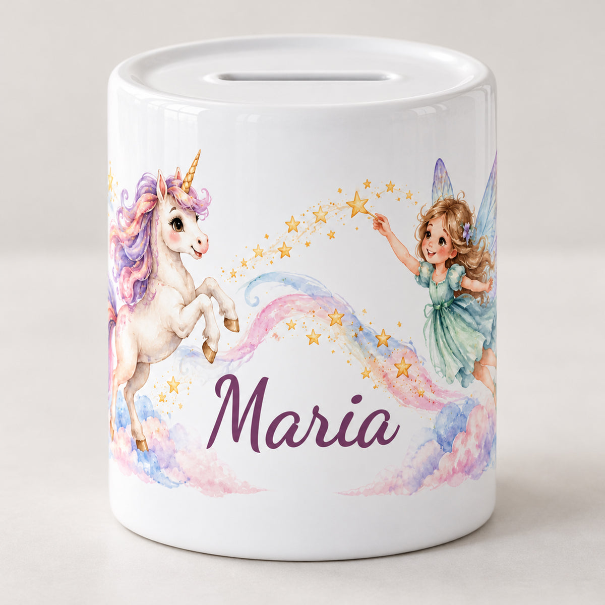Weiße Keramikspardose mit Wunschname sowie einem steigenden Einhorn, einer fliegenden Fee und Sternenwolken vor hellem Hintergrund.