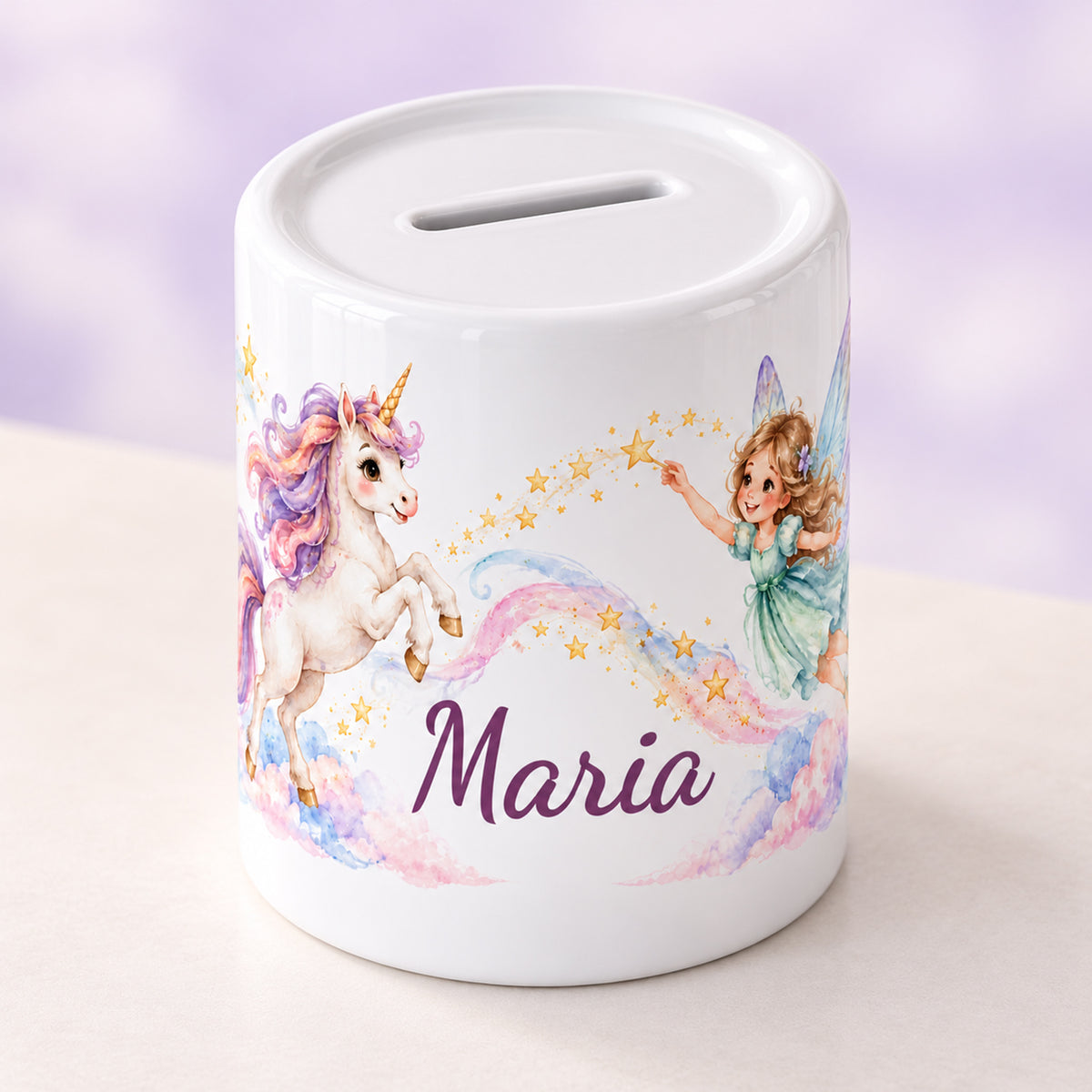 Personalisierte Keramikspardose mit einem steigenden Einhorn, einer fliegenden Fee und Sternenwolken in schräger Ansicht mit sichtbarem Münzschlitz.