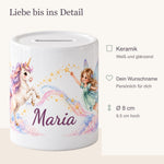 Produktübersicht der personalisierten Feen-Einhorn-Spardose: weiße glänzende Keramik, Wunschname, 8 cm Durchmesser und 9,5 cm Höhe.