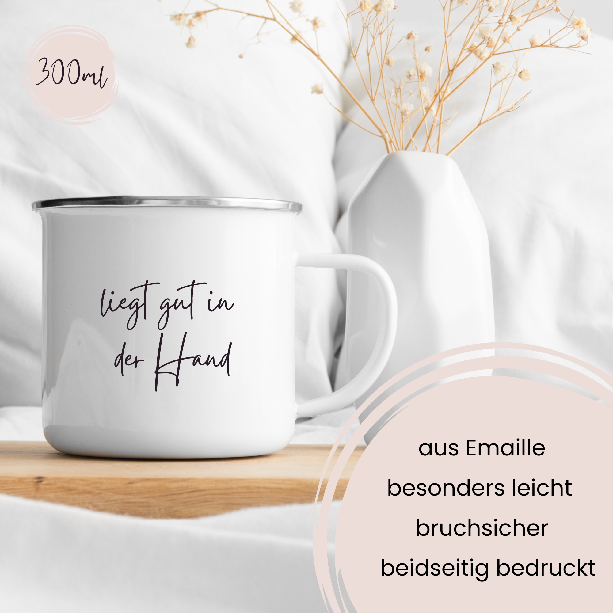 Weiße Emaille-Tasse mit schwarzem Schriftzug, 300 ml.
