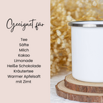 Weißes Gefäß für Getränke, Holzunterlage, dekorativer Hintergrund.