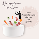 Weiße Schüssel mit frischem Gemüse und Fleischstücken.