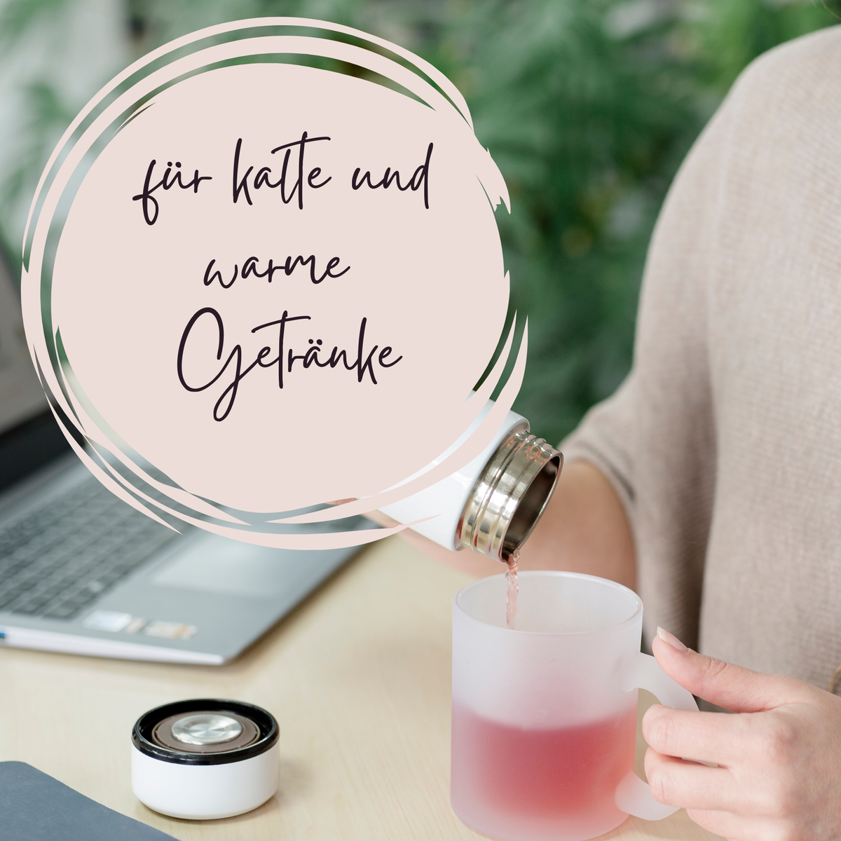 Transparente Tasse mit rotem Getränk, für kalte und warme Getränke.