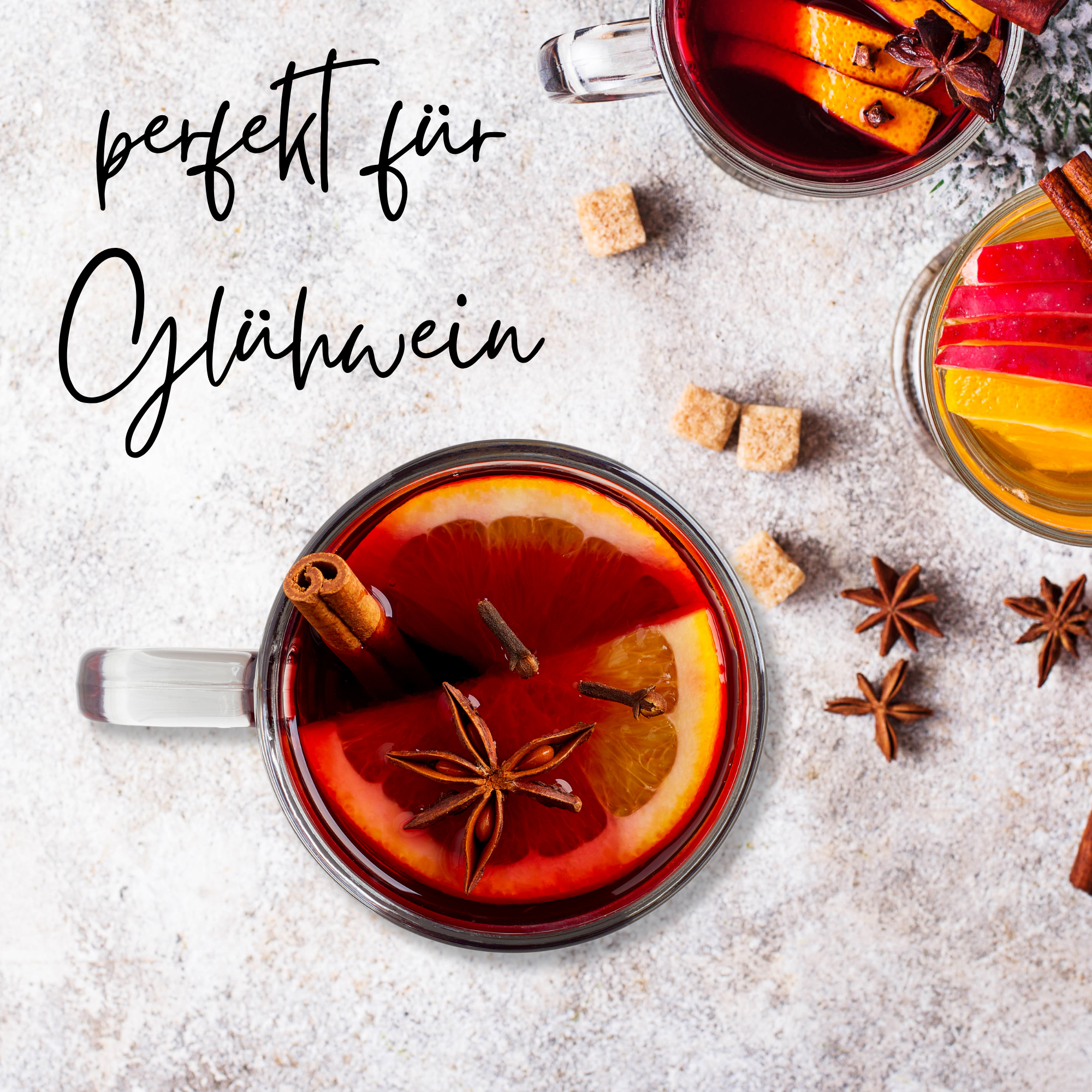 Glühwein mit Zimt, Orange und Anisgewürz.