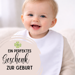 Lächelndes Baby mit weißem Lätzchen, perfektes Geschenk zur Geburt.