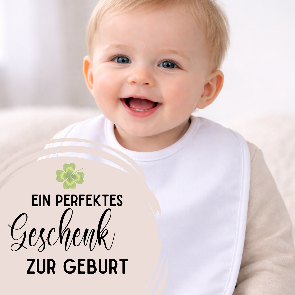 Lächelndes Baby mit weißem Lätzchen, perfektes Geschenk zur Geburt.