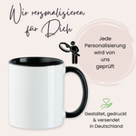 Weißer Kaffeebecher mit schwarzem Henkel und Rand.