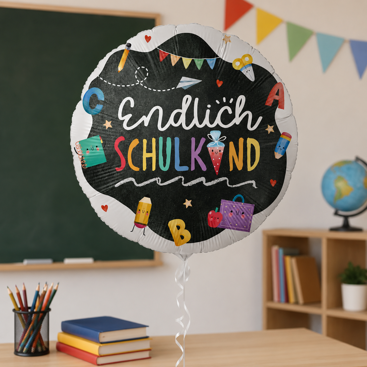Schwarzer Folienballon mit Aufschrift "Endlich Schulkind".