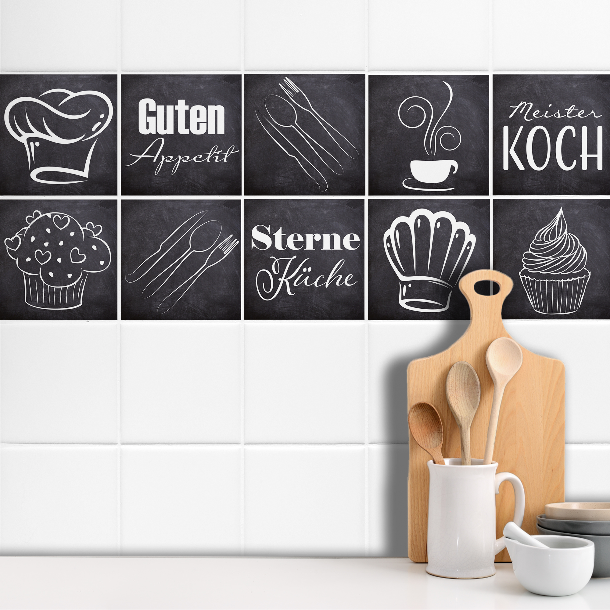 Küchenfliesen mit schwarzem Hintergrund und weißen Schriftzügen.