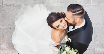 Brautpaar in Hochzeitskleidung, weiße Robe, Blumenstrauß.