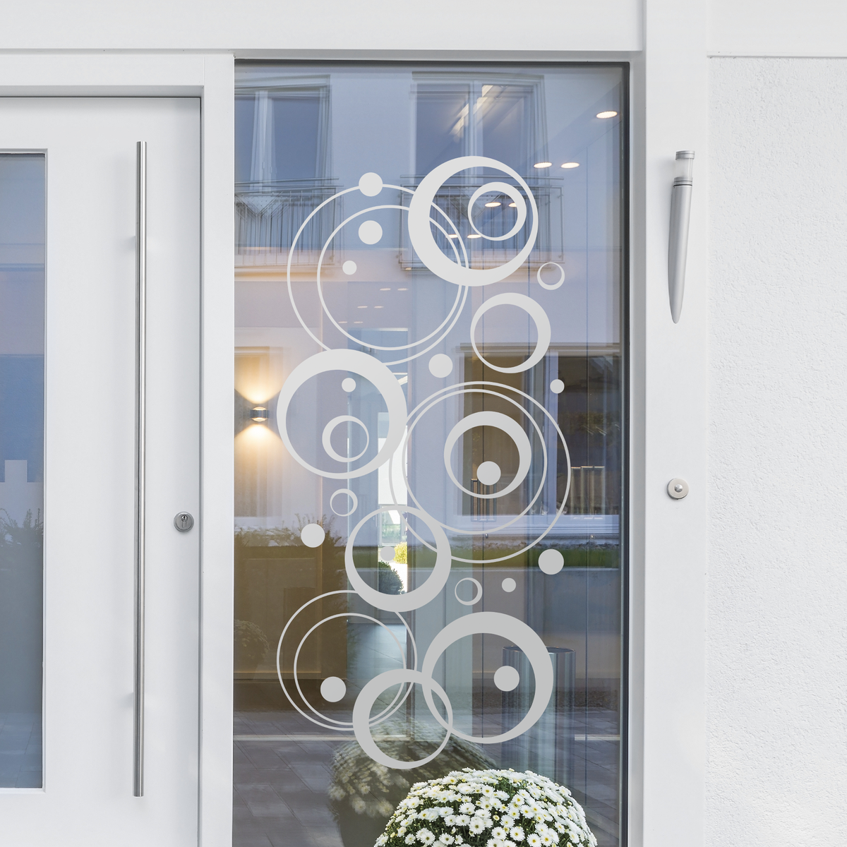 Transparente Fensterfolie mit weißen Kreisen und Punkten.