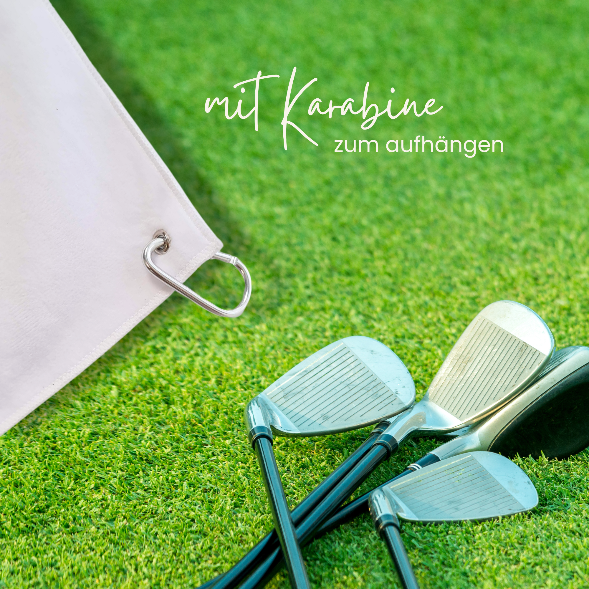 Helle Tasche mit Karabiner und Golfschlägern auf Rasen.