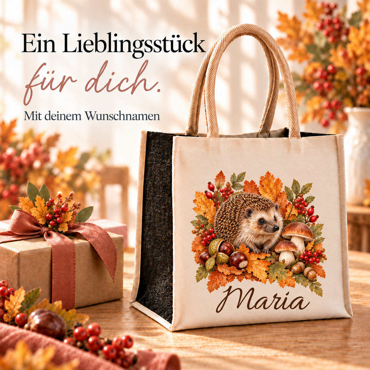 Einkaufstasche mit herbstlichem Igel-Motiv und Wunschname neben einem verpackten Geschenk.