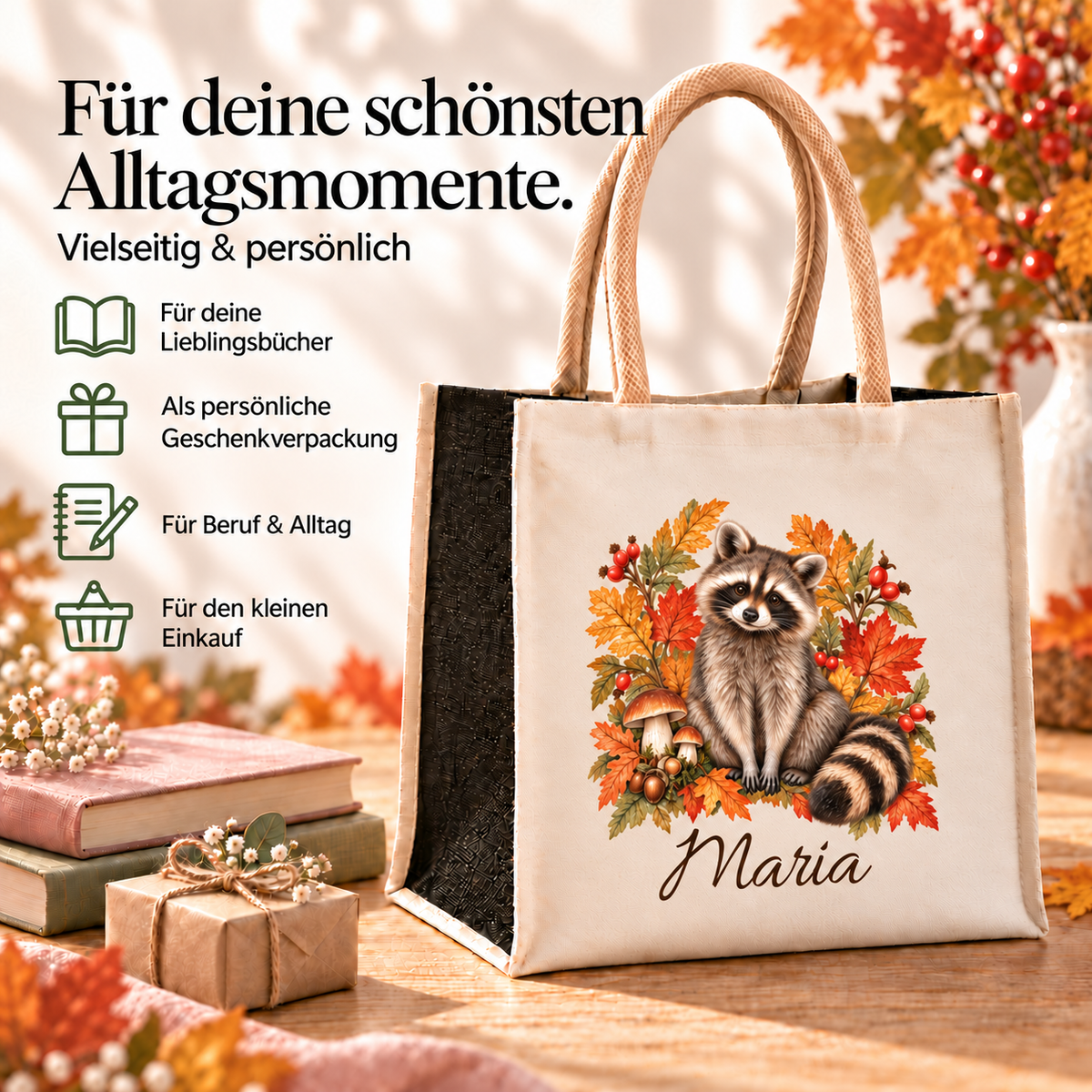 Einkaufstasche mit herbstlichem Waschbär-Motiv und Wunschname neben Büchern und Geschenk.
