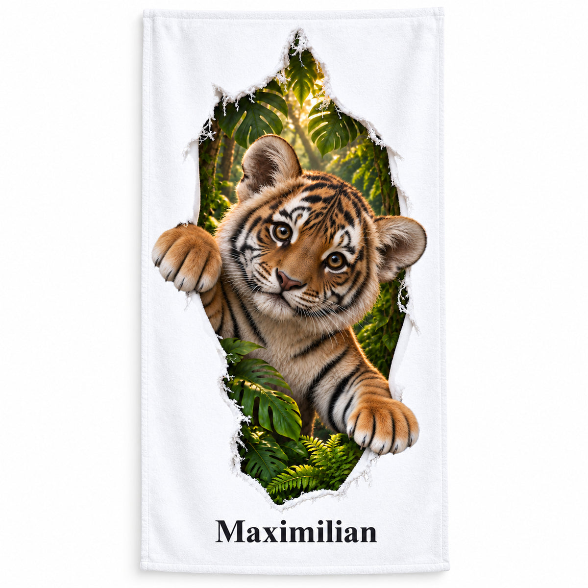 Weißes personalisiertes Handtuch mit Tiger-Motiv in Stoffriss-Optik auf weißem Hintergrund