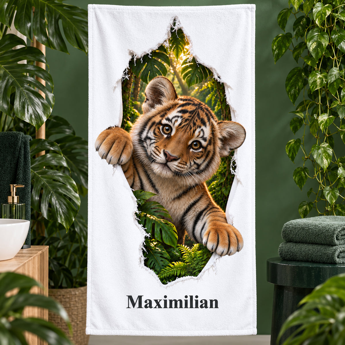 Handtuch mit Tiger-Motiv und Namensaufdruck im thematisch gestalteten Badezimmer