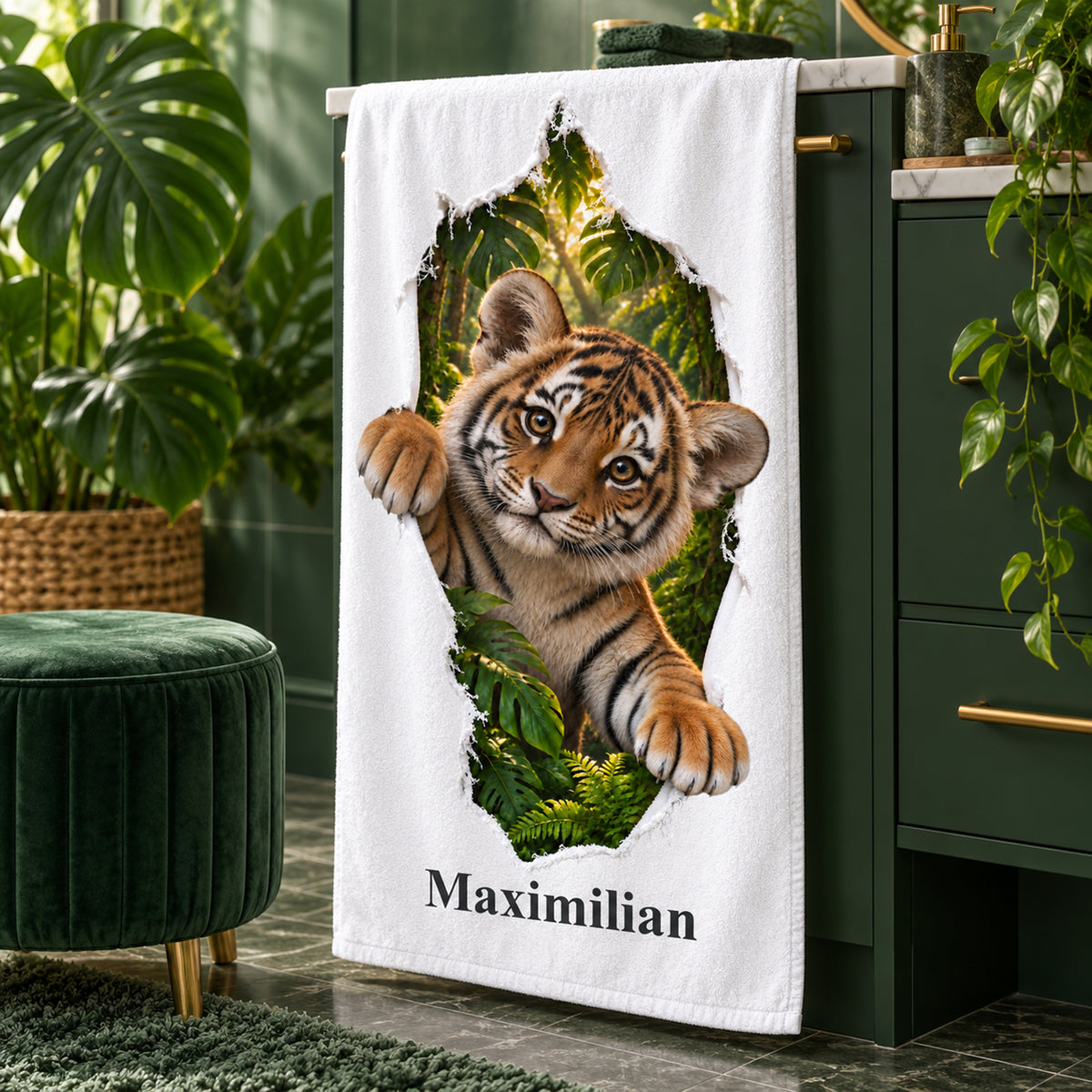 Personalisiertes Tiger-Handtuch aus einer seitlichen Perspektive im Badezimmer