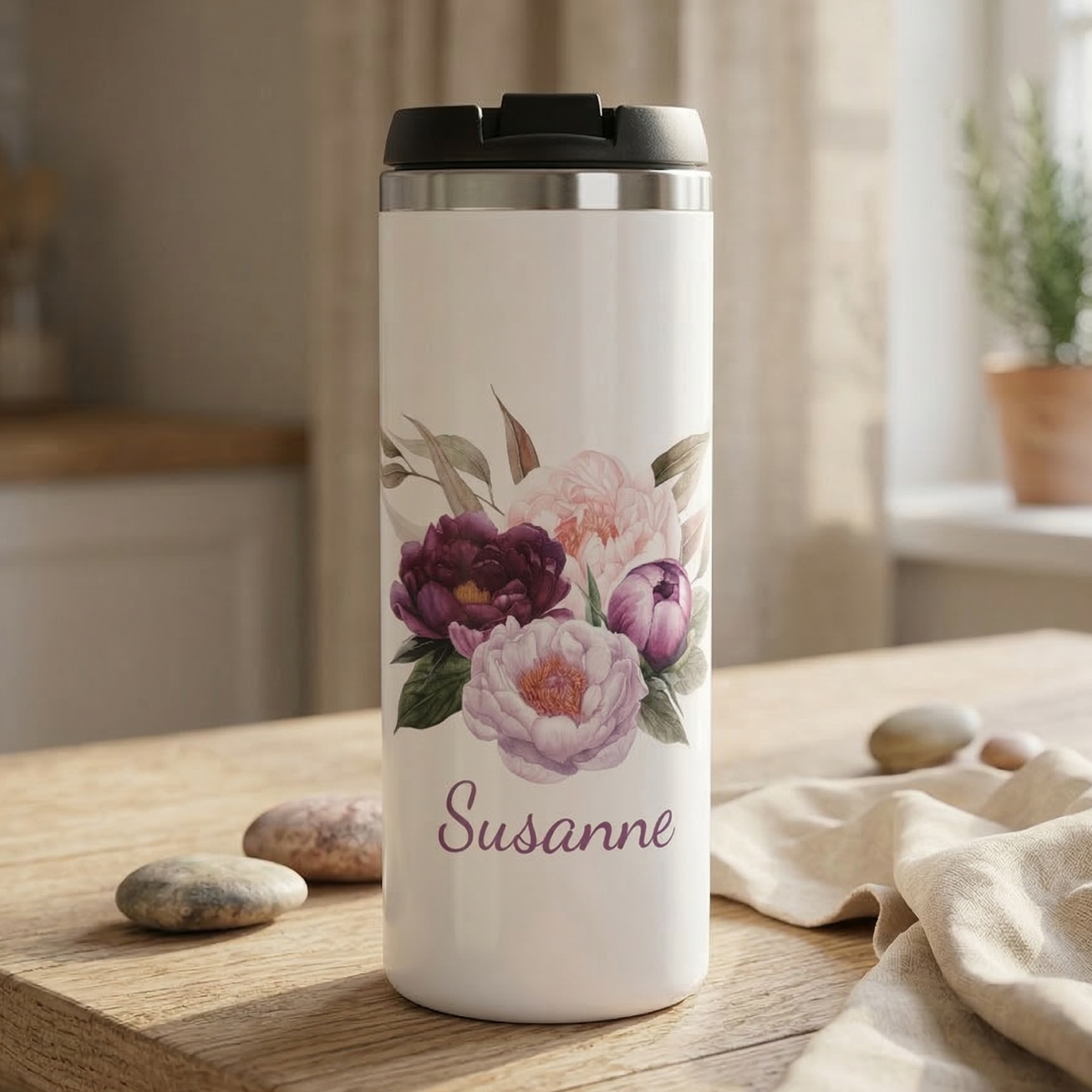 Weißer Thermobecher mit lila und rosa Blumen, personalisiert.