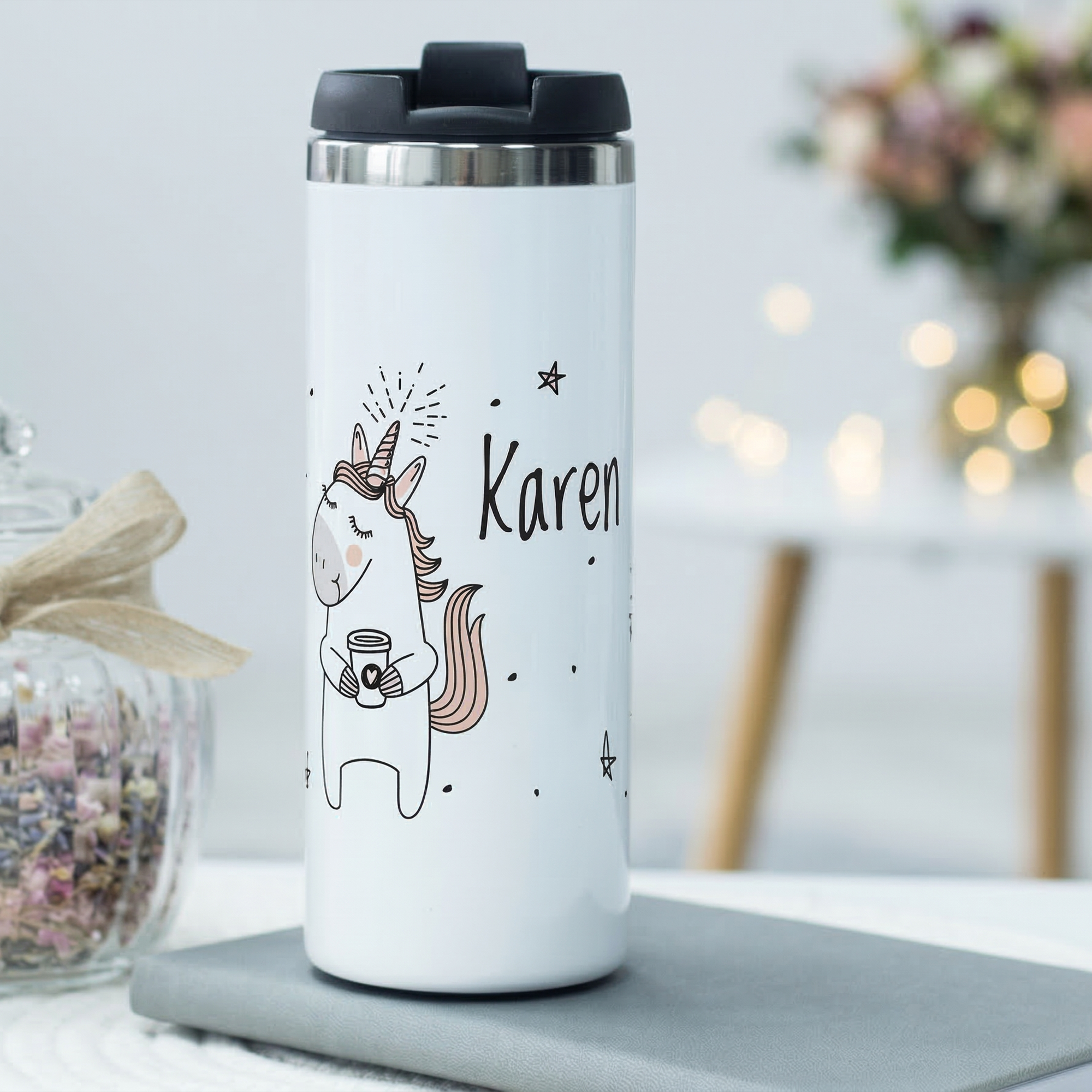 Weißer Thermobecher mit Einhorn und dem Namen Karen.