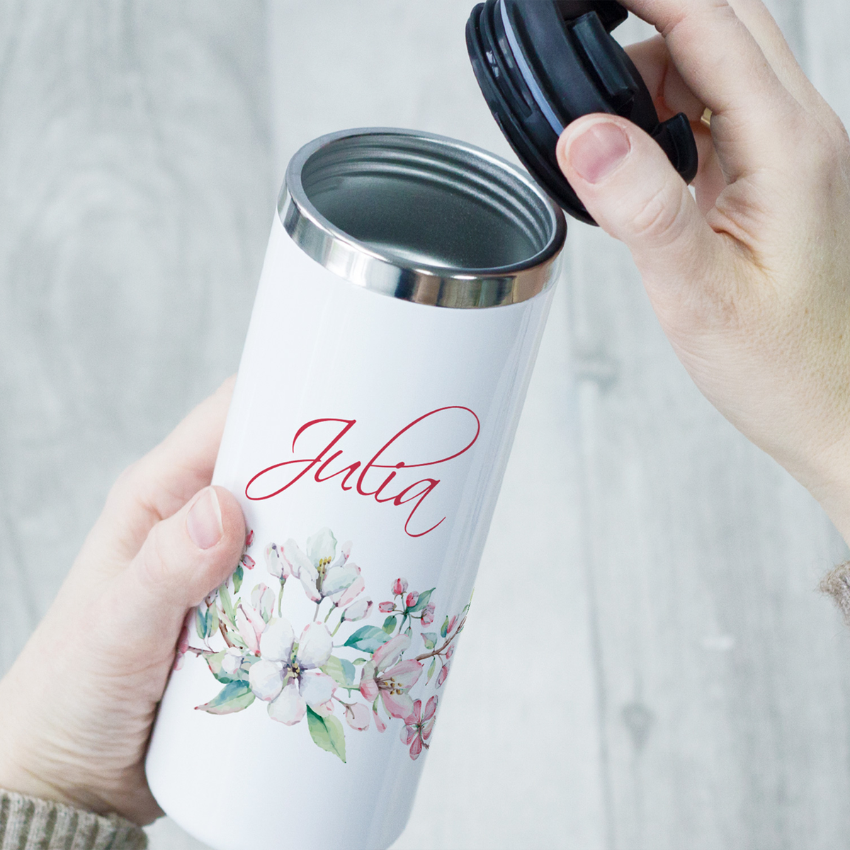 Weißer Becher mit floralem Design und rotem Namen "Julia".