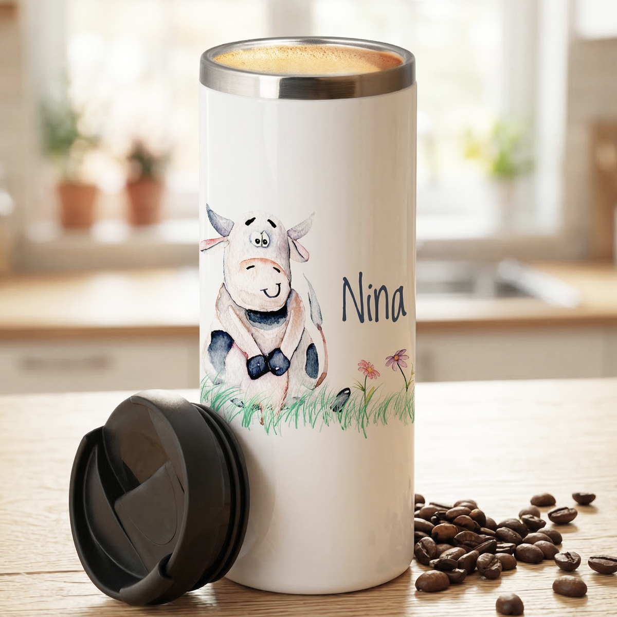Weißer Becher mit Kuh-Motiv und dem Namen "Nina".