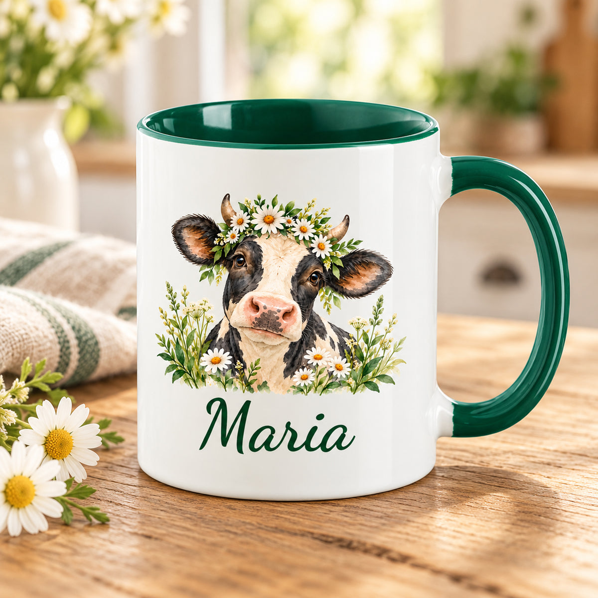 Kuh-Tasse mit schwarz-weißer Kuh mit Gänseblümchenkranz und Wunschname auf einem Holztisch mit Wiesenblumen