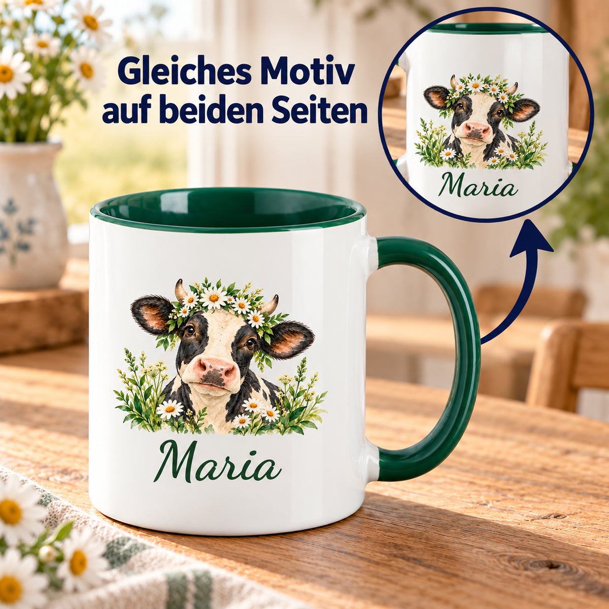 Kuh-Tasse mit schwarz-weißer Kuh mit Gänseblümchenkranz und Wunschname mit Pfeil und Detailausschnitt für das gleiche Motiv auf beiden Seiten