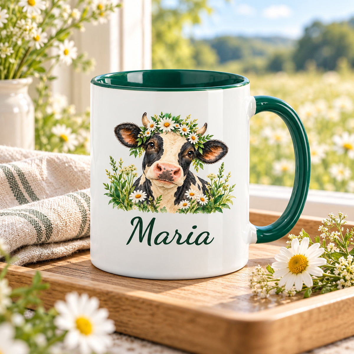 Kuh-Tasse mit schwarz-weißer Kuh mit Gänseblümchenkranz und Wunschname auf einem Holztablett mit Stoffserviette und Wiesenblumen