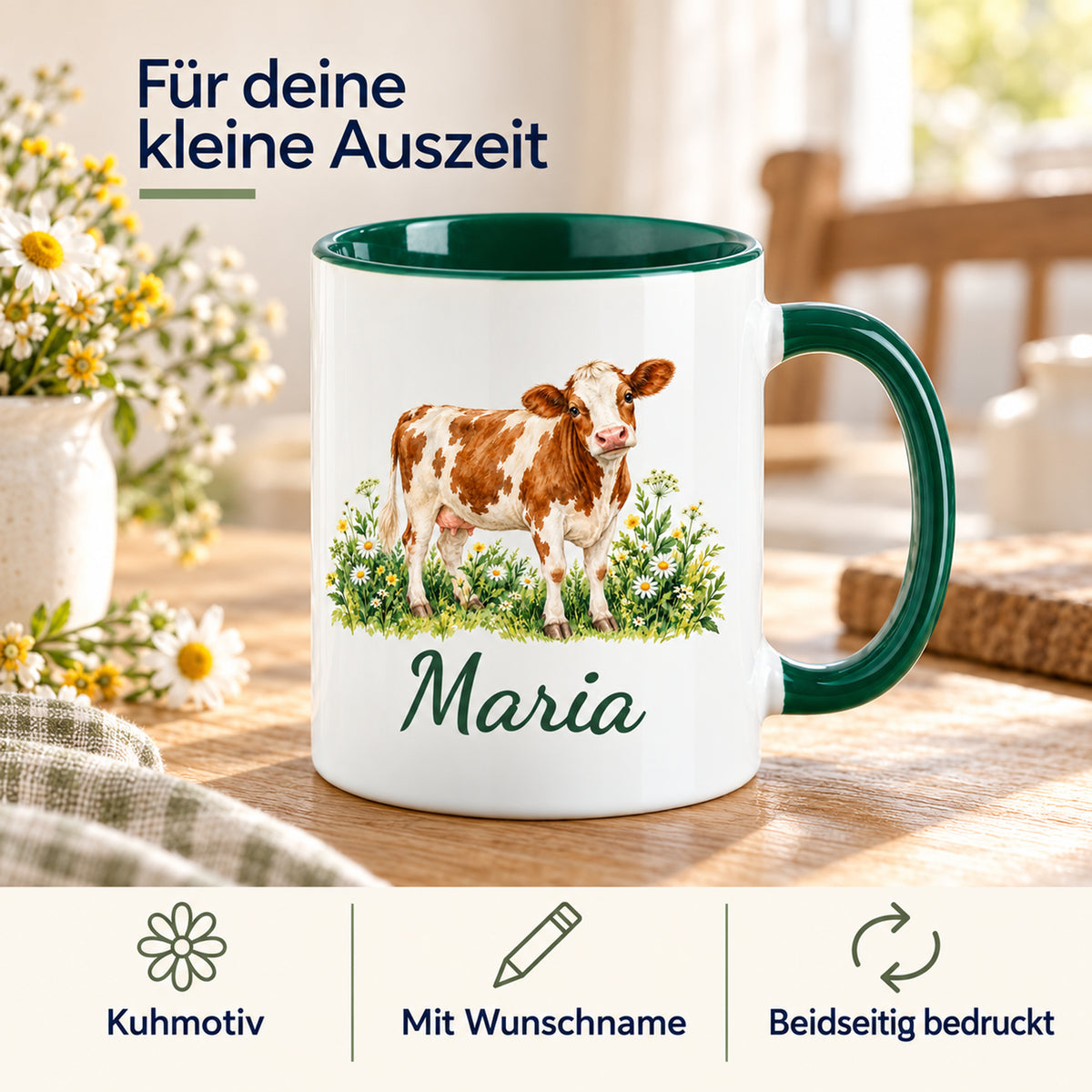 Kuh-Tasse mit braun-weißer Kuh zwischen Wildblumen und Wunschname; Infografik zu Kuhmotiv, Wunschname und beidseitigem Druck