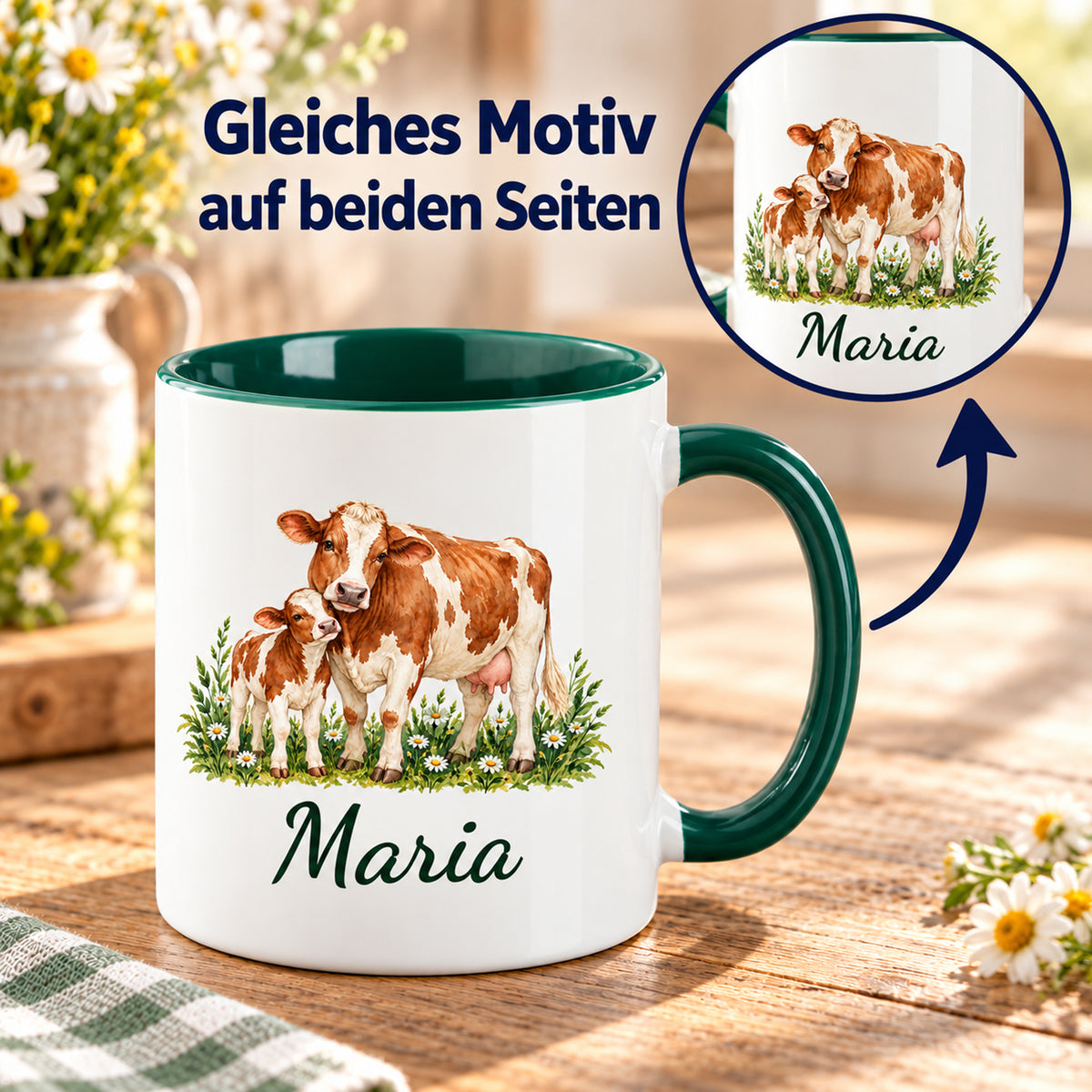 Kuh-Tasse mit braun-weißer Kuh und Kälbchen zwischen Wiesenblumen und Wunschname mit Pfeil und Detailausschnitt für das gleiche Motiv auf beiden Seiten