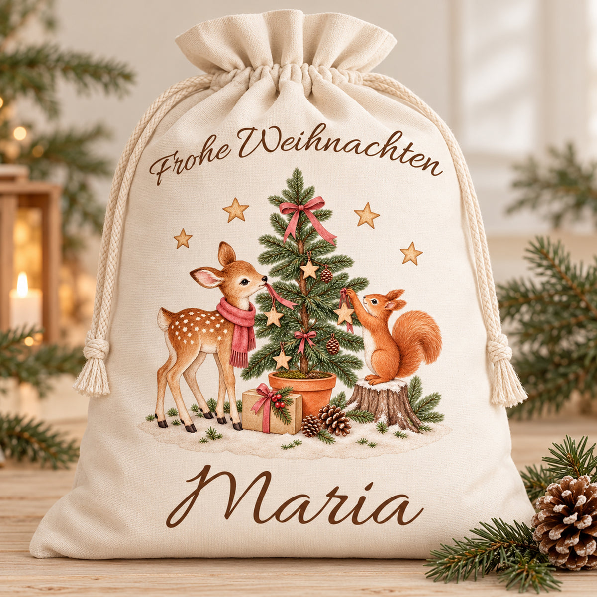 Personalisierter Nikolaussack mit Reh und Eichhörnchen auf hellem Holz, neben Tannenzweig und Zapfen.