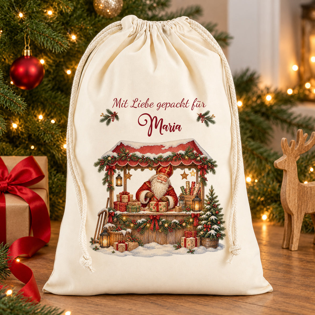 Nikolaussack mit Namen und Motiv Geschenkestand in einer gemütlichen Wohnszene